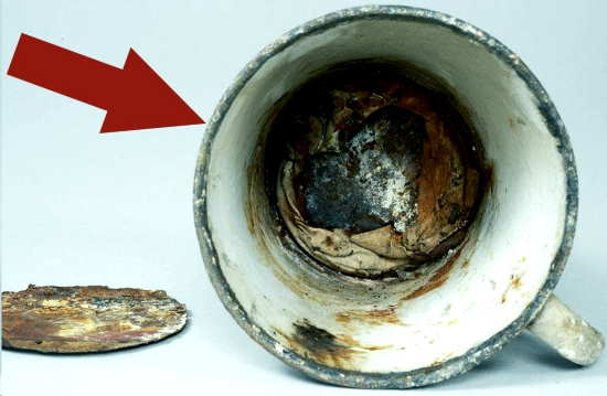 70 лет эта кружка стояла в музее Освенцима пока у нее не отпало дно... И вот что было найдено (2021)