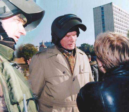 "Альфа" на штурме Белого дома, тяжелый выбор. Рассказывает командир: "Чтобы озлобить личный состав, снайпер убил нашего..." (2019)