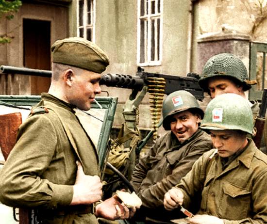 "Американец каждый день хотел купить у меня 40 советских пилоток. Зачем столько?". Старлей Карпенко про Берлин 1945-го (2019)