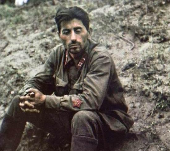 Археологи нашли скелет расстрелянного бойца-минера, наткнулись на его взрывчатку под дорогой и попытались выяснить имя героя (2020)