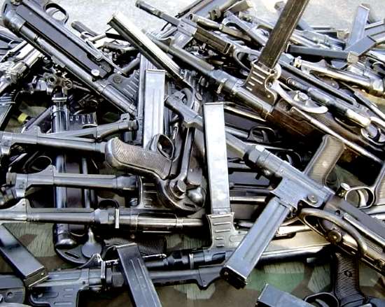 Что делали с немецким оружием после войны? "Стволы выгребали из вагонов лопатами, горы немецкого оружия были по 3-4 метра в высоту" (2021)