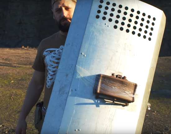 Что если взорвать мину МОН-50 на щите, как в новом американском блокбастере "Никто"? Такой результат никто не ожидал (2021)