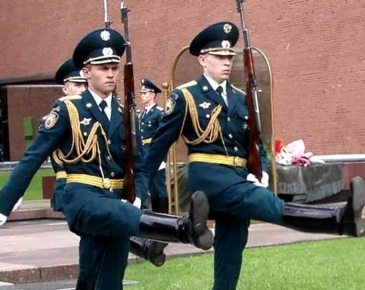 Что ожидает человека, который решит напасть на почетный караул у Кремля? (2021)