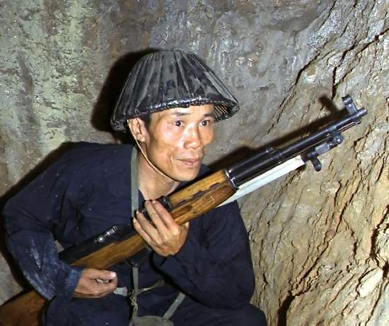 Что помогало найти ловушки вьетконга? Тайные метки на пути к смерти (2019)