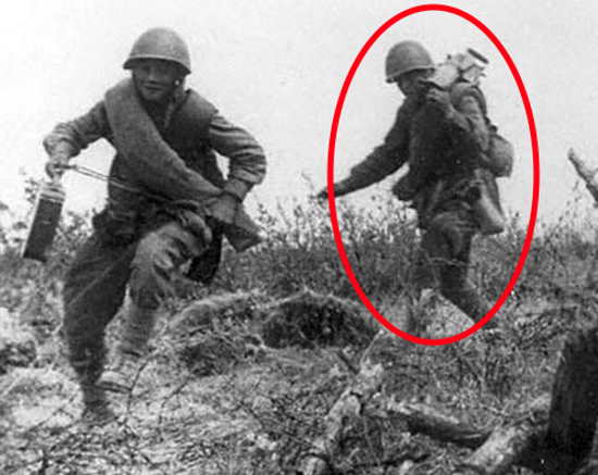 Cоветский солдат в одиночку, пять часов отбивал атаки толп немцев разным оружием (2021)