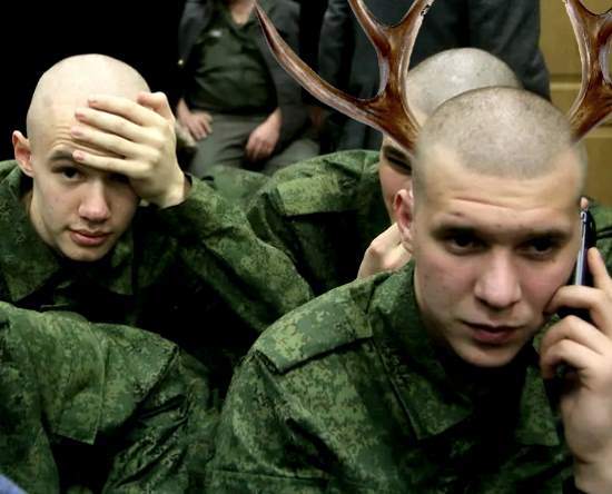 Дождётся ли девушка из армии? Когда в казарме выдают телефоны: "А ты куда пошла? А это кто такой? А почему ты не отвечаешь?" (2020)