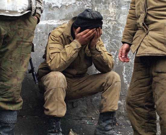 ИЗГОЙ НА ВОЙНЕ в Чечне - история одного контрактника. "Вы с ним осторожней, он всю срочку барабанил" 2021)