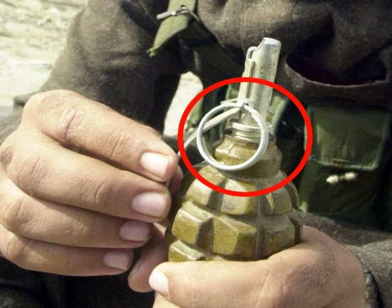 Как обезвредить гранату без кольца необычным способом? (2021)