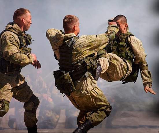 Как выстоять в драке против толпы. Советы эксперта из спецназа ГРУ (2021)