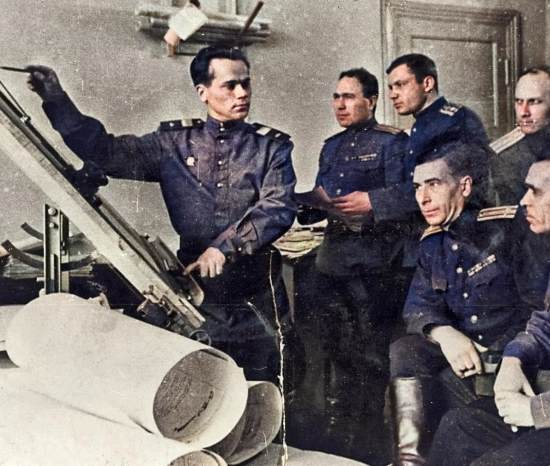 «Калашников никогда не скрывал имена тех, кто ему помогал. Он не одиночка». Жесткий разговор о мифологизации автомата либералами (2019)