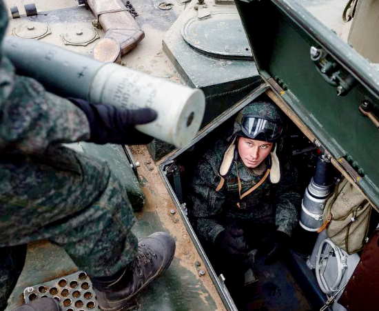 "Летающий танк", который может всё. Российские военные показали новую боевую машину (2021)