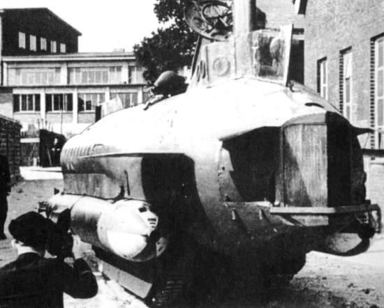 Немецкая подлодка с гусеницами. Если надо - сама выезжает на берег с диверсантами Гитлера (2019)