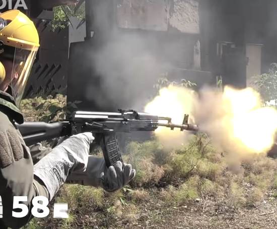 Непрерывная стрельба очередями из АК-74М до разрыва ствола. Американская AR-15 оказалась более живучей (2019)