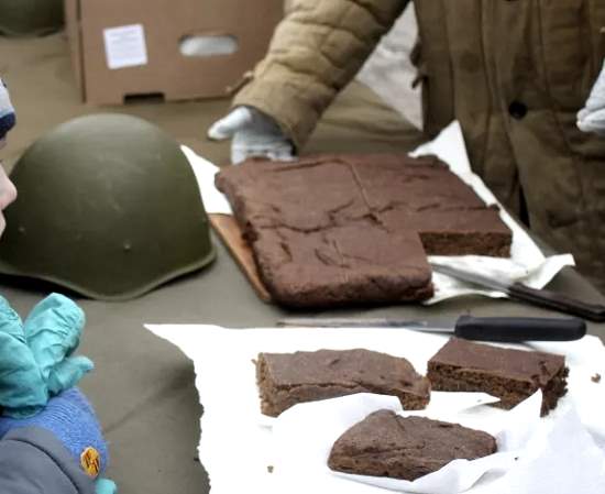 Новый плохой музей блокады Ленинграда с мониторами вместо экспонатов: "Ну че ты? Смотри, рыдай! Ты должен рыдать!" (2020)