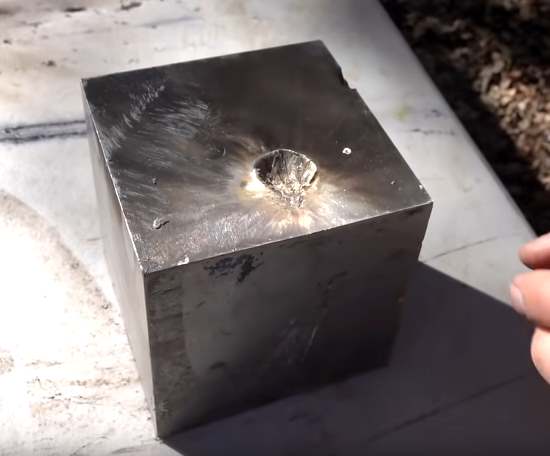 Обстрел куба из чистого вольфрама - только одна пуля чуть поцарапала его. Самая прочная штука на этой планете (2020)