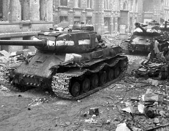 Почему последние 10 дней войны советские танки были с белыми полосами? К боям с немцами они отношения не имели (2020)