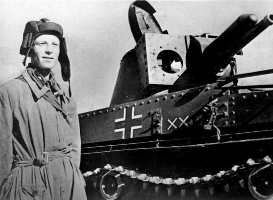 Советский мехвод так напугал немцев, что они бросили танк и убежали. Любопытный подвиг танкиста Ломакина (2021)