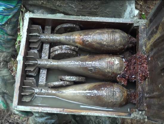 Тяжелые ящики в блиндаже, раскопки немецких землянок (2019)