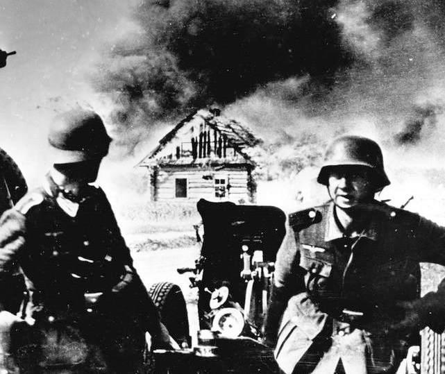 Три десятка латышей расстреляли в деревне Жестяная Горка 3700 человек. И им за это ничего не было (2019)