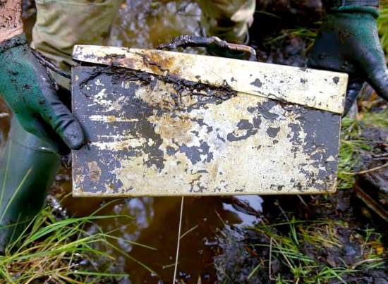 Турист нашел в лесу мокрую яму, опустил в неё руки и достал несколько ящиков гранат и патронов. Находки на немецких позициях (2021)