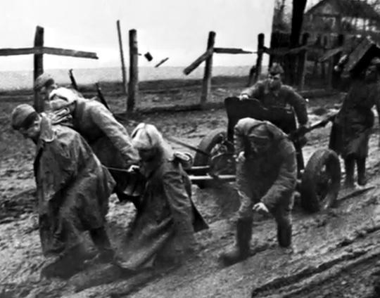 "Твой снаряд прилетит бесшумно" - форсирование Днепра глазами героя-артиллериста (2018)