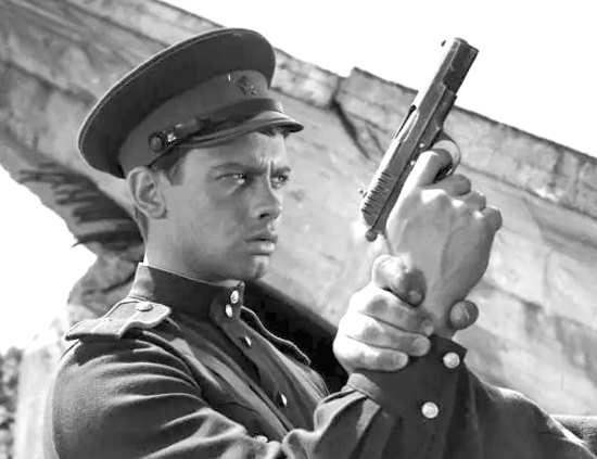 Ветеран войны поехал за границу и заметил за собой слежку. Он пришел в УЖАС когда узнал преследователя (2021)