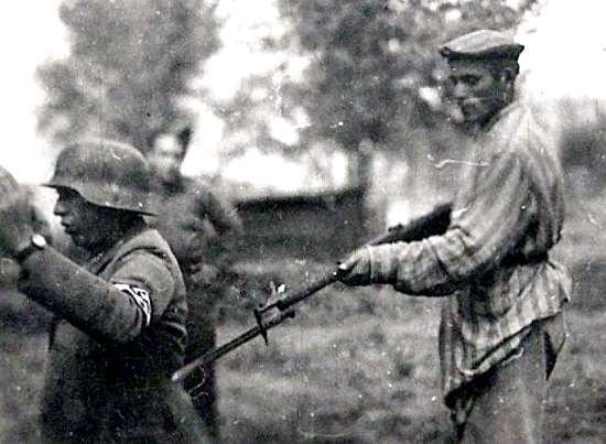 Восстание в Бухенвальде 11 апреля 1945: "Только благодаря русским мы получаем свободу!" (2021)