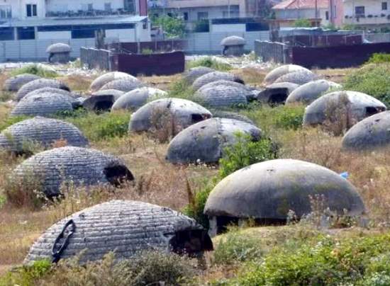 Зачем в Албании построили 170 000 военных бункеров? Причины этого безумия не укладываются в голове (2021)