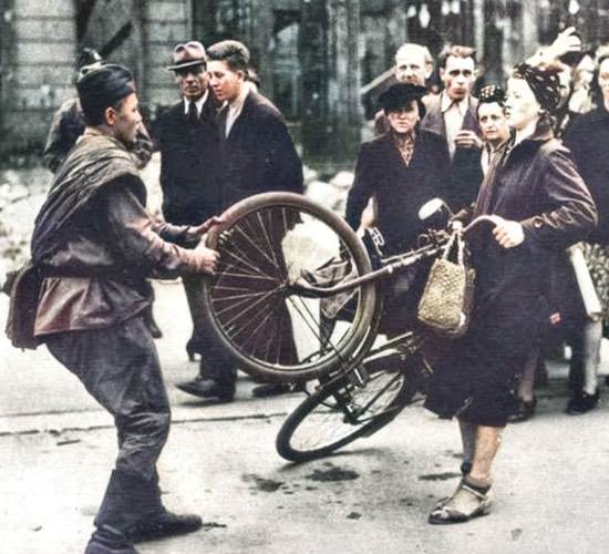 "Зверство" Красной армии в Берлине. По каким приметам разоблачили эту знаменитую фотоподделку? (2019)